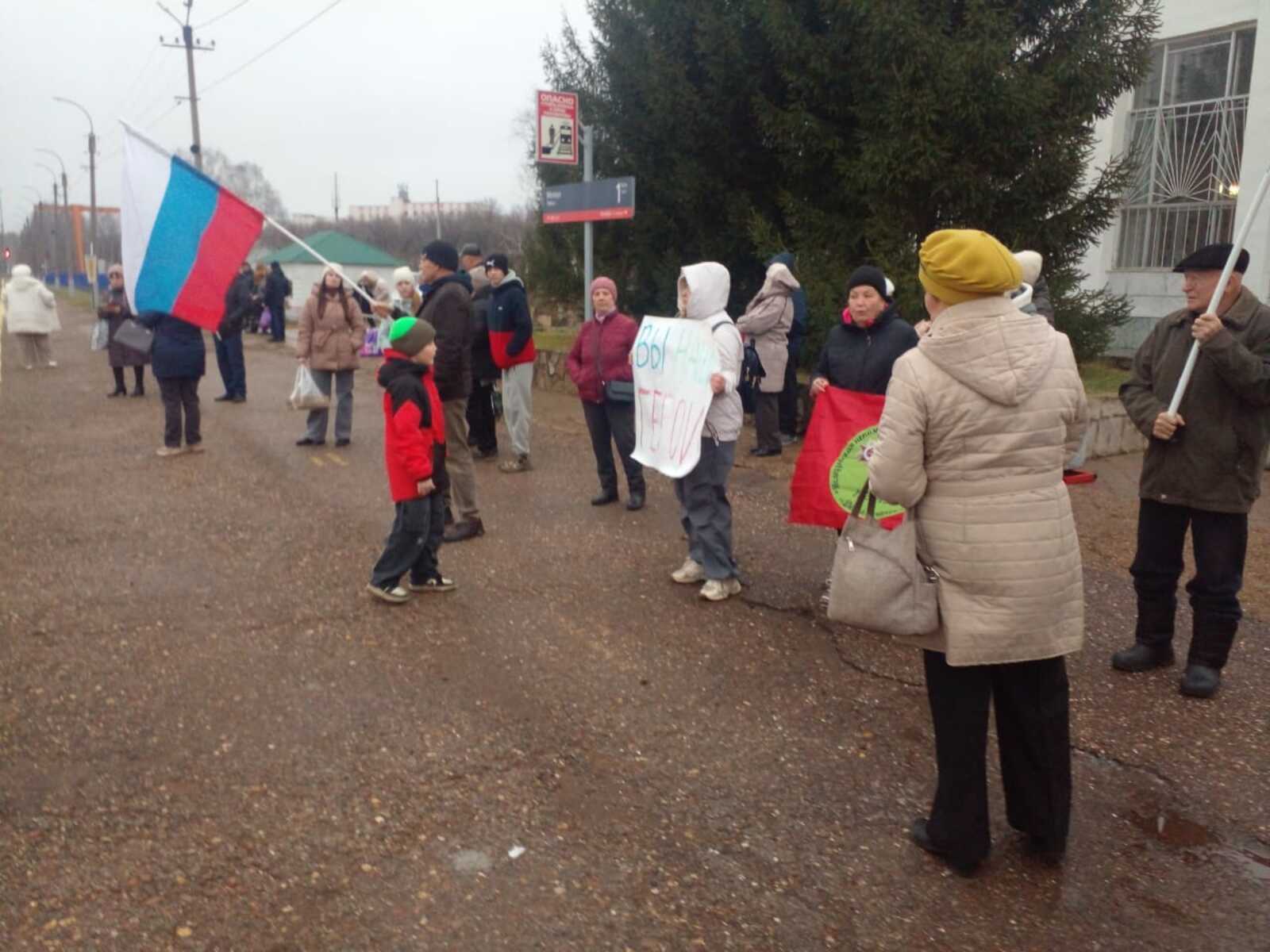 Жители Мелеуза приветствовали санитарный поезд с раненными участниками СВО