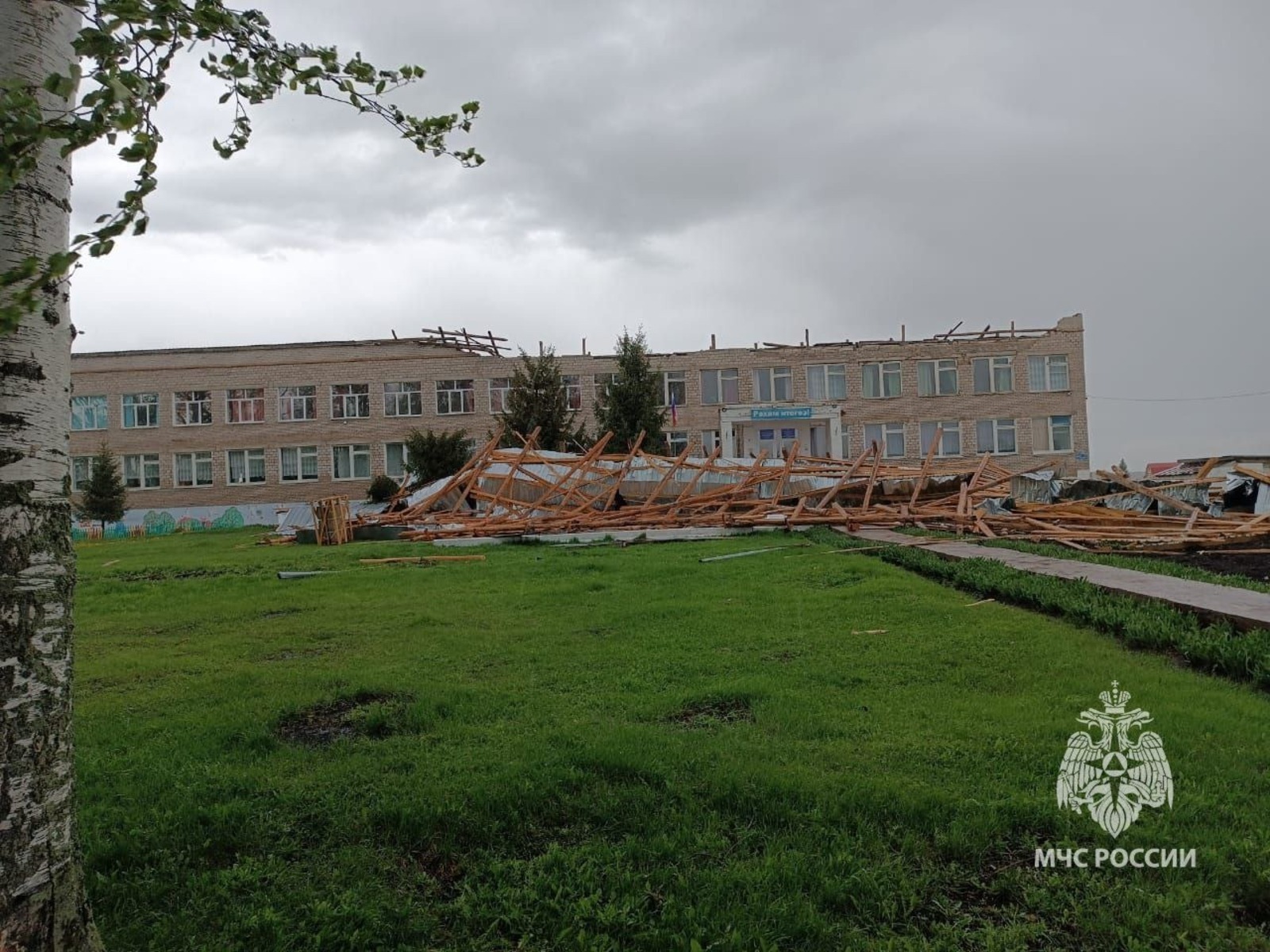 В Башкирии ветер сорвал часть кровли со здания школы