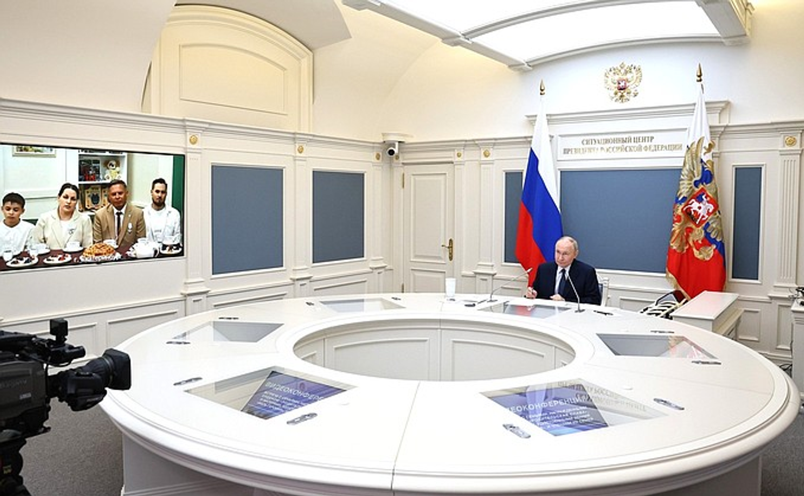 Владимир Путин поообщался с образцовыми семьями России