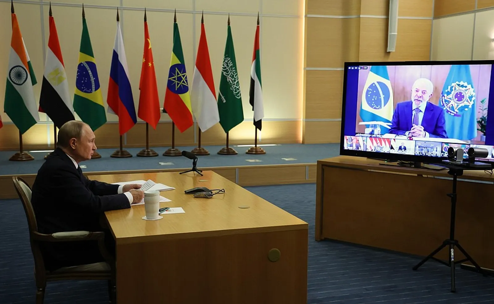 Владимир Путин принял участие во внеочередной встрече БРИКС