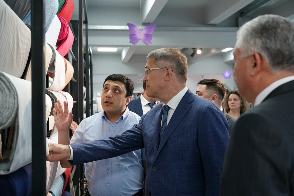 Глава Башкирии предложил производителям узбекских ковров открыть завод в республике