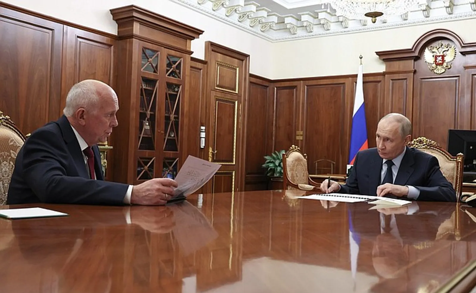Президент провёл встречу с главой госкорпорации «Ростех»