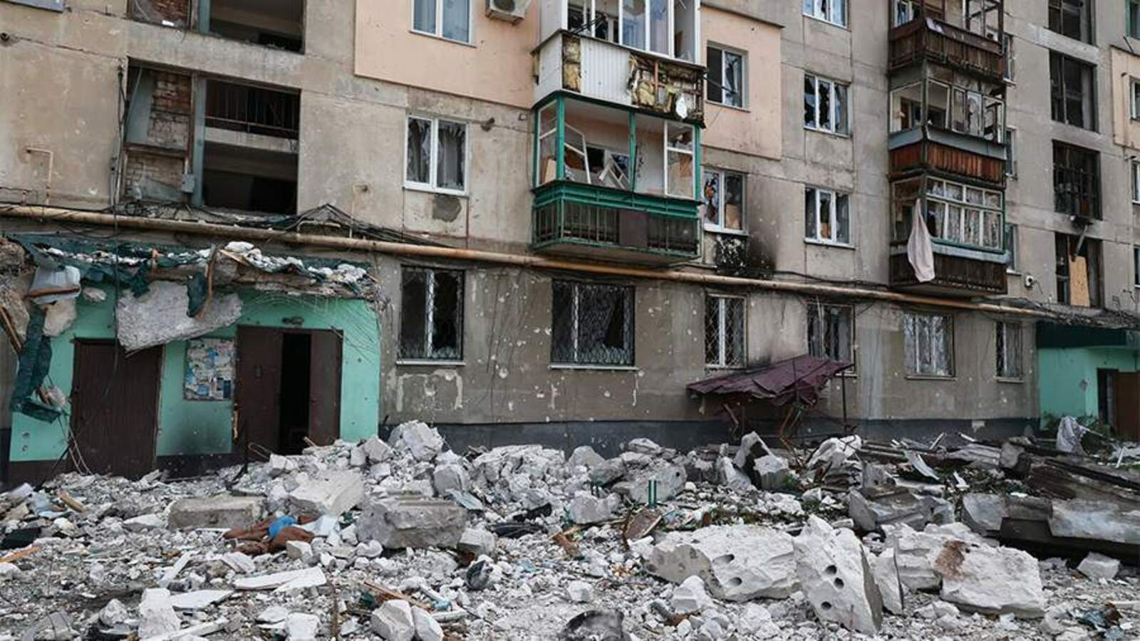 Специалисты из Башкирии помогают восстанавливать пострадавшие здания в ЛНР