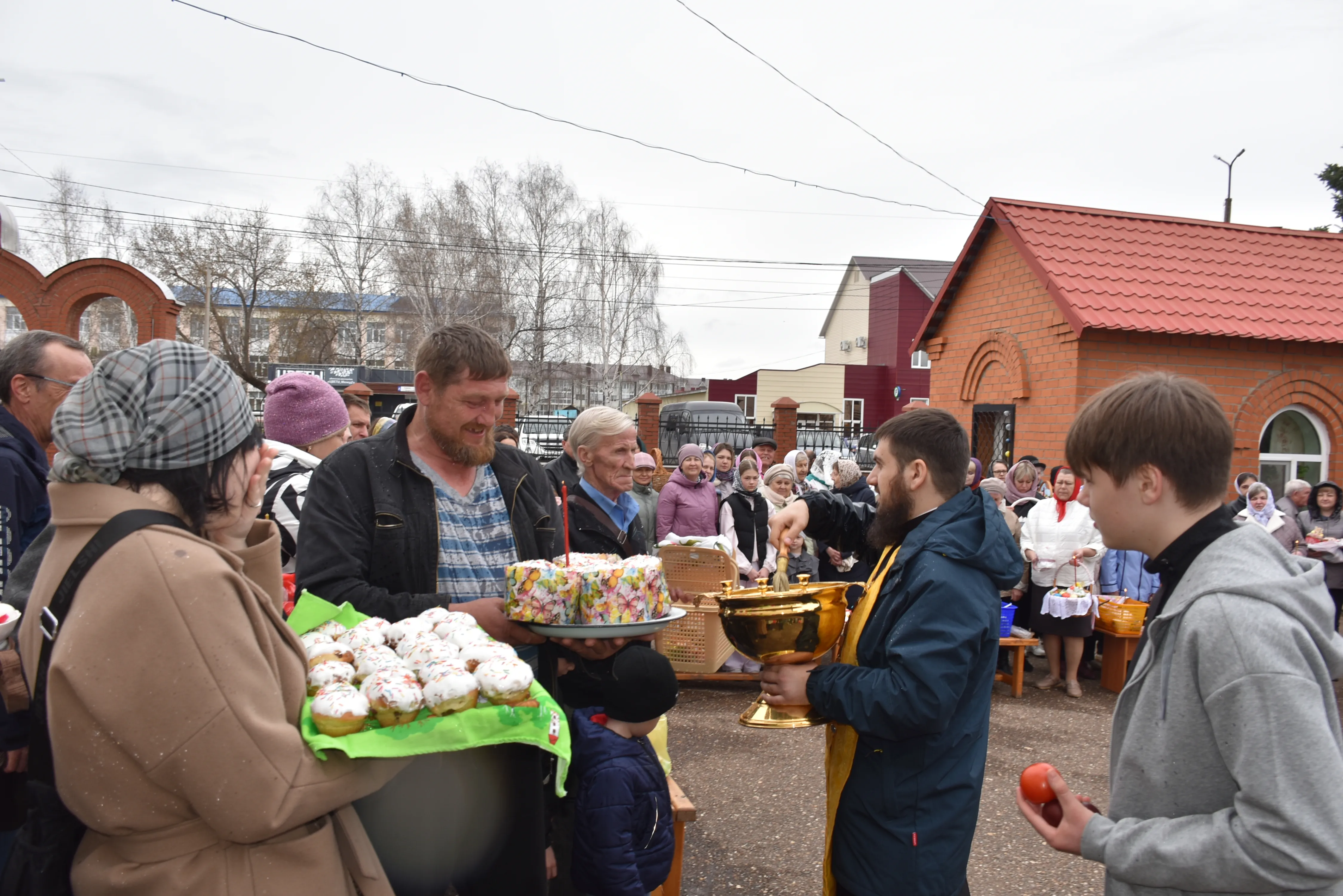 В храме Мелеуза в ночь на воскресенье православные встретили Пасху Христову