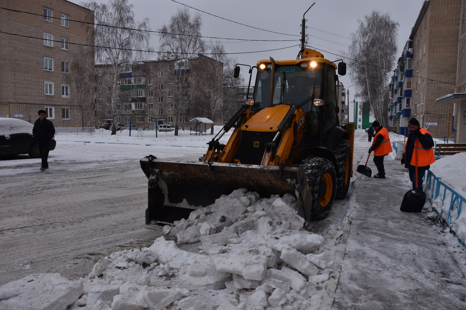 Как во дворах Мелеуза проходит «генеральная уборка»