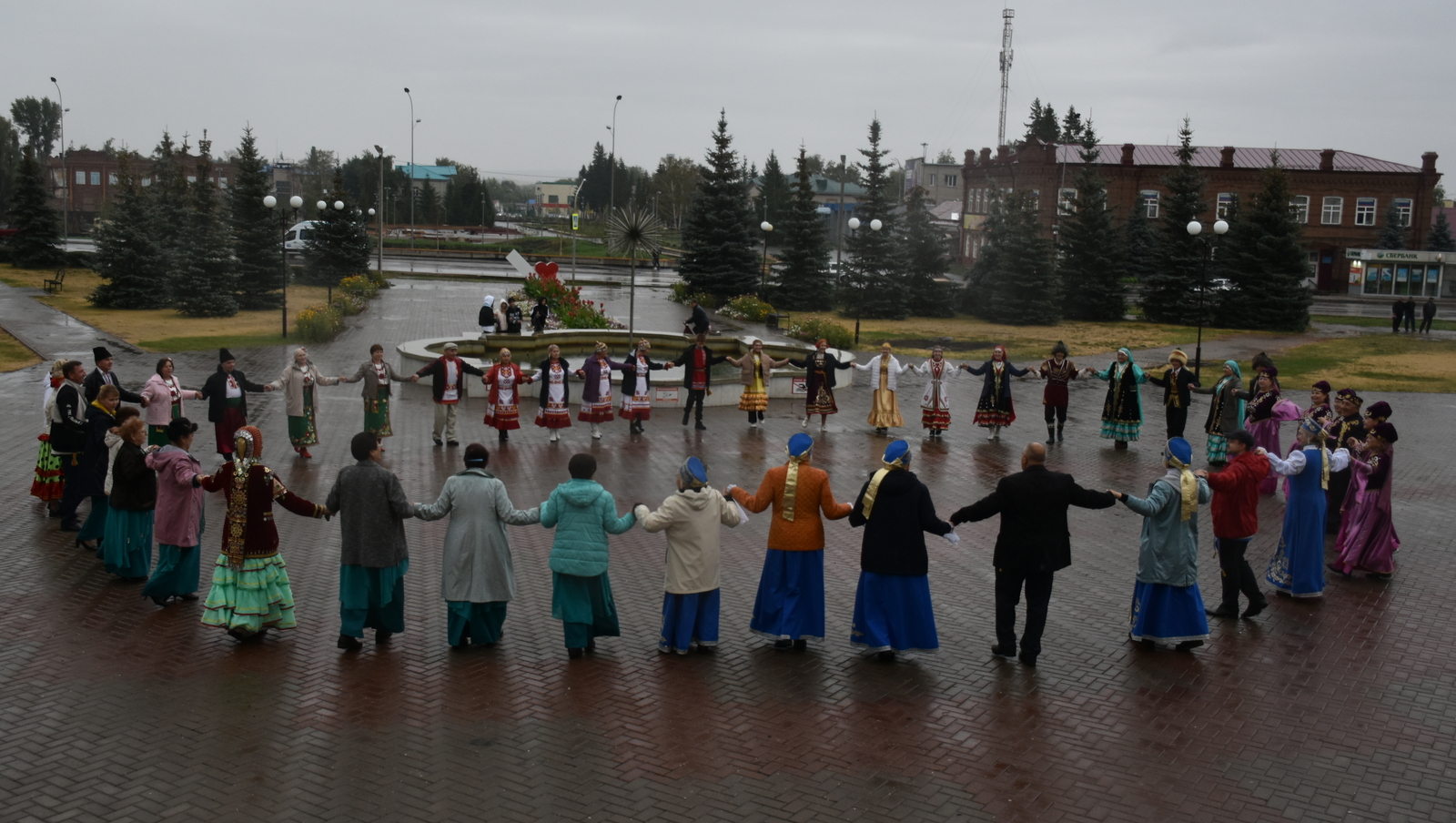 Флешмоб на площадке ГДК был посвящён Дню национального костюма
