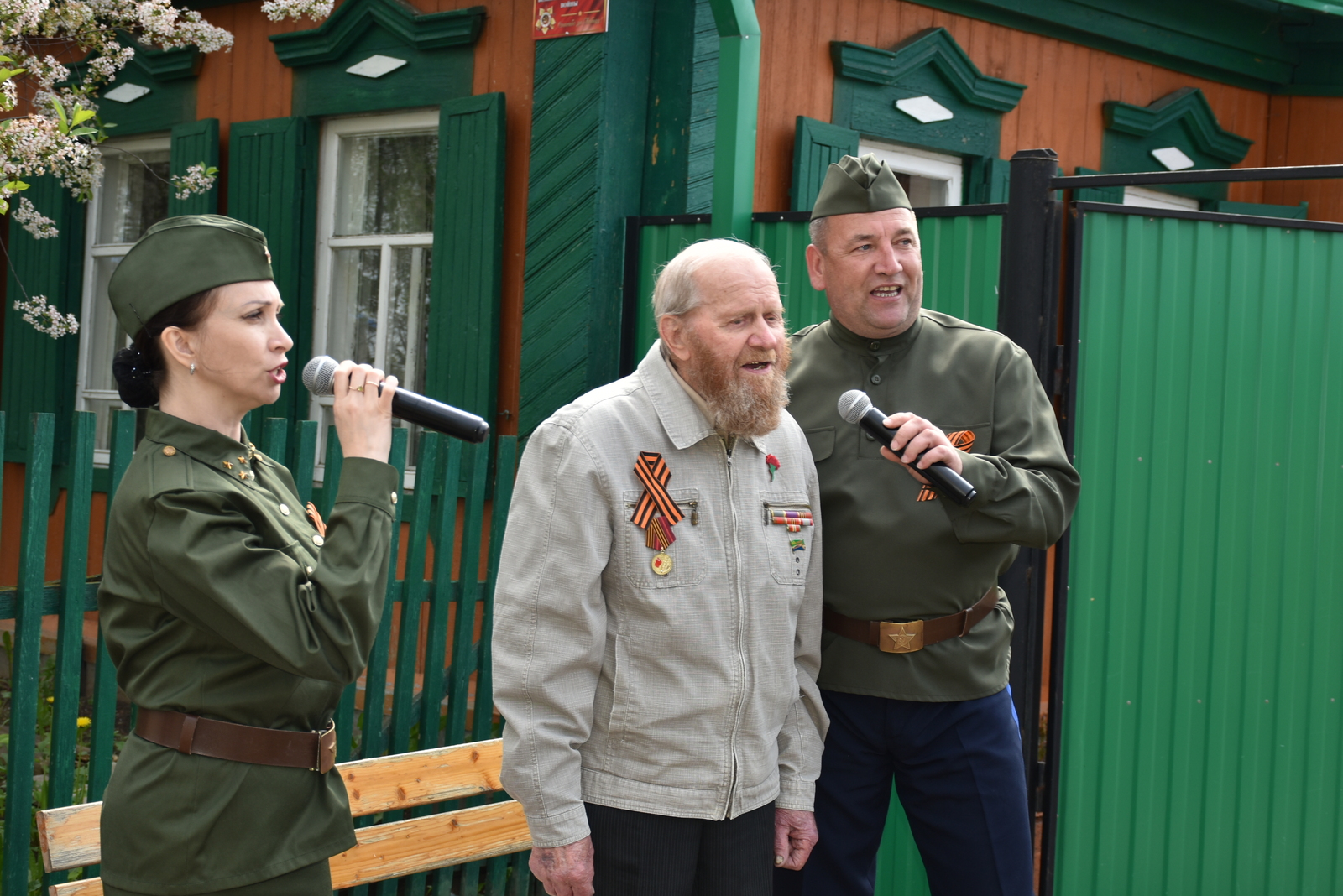 В Мелеузе персональные концерты с песнями подарили ветеранам артисты ГДК