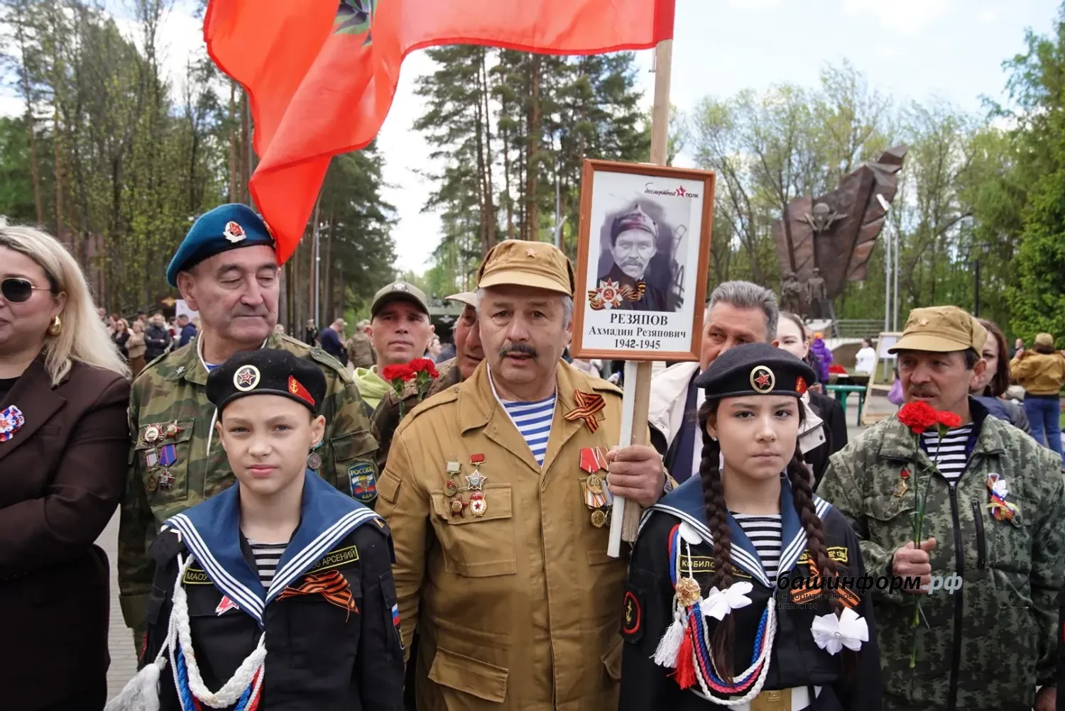 Цветы, марш и минута молчания: Глава Башкирии побывал в парке Победы