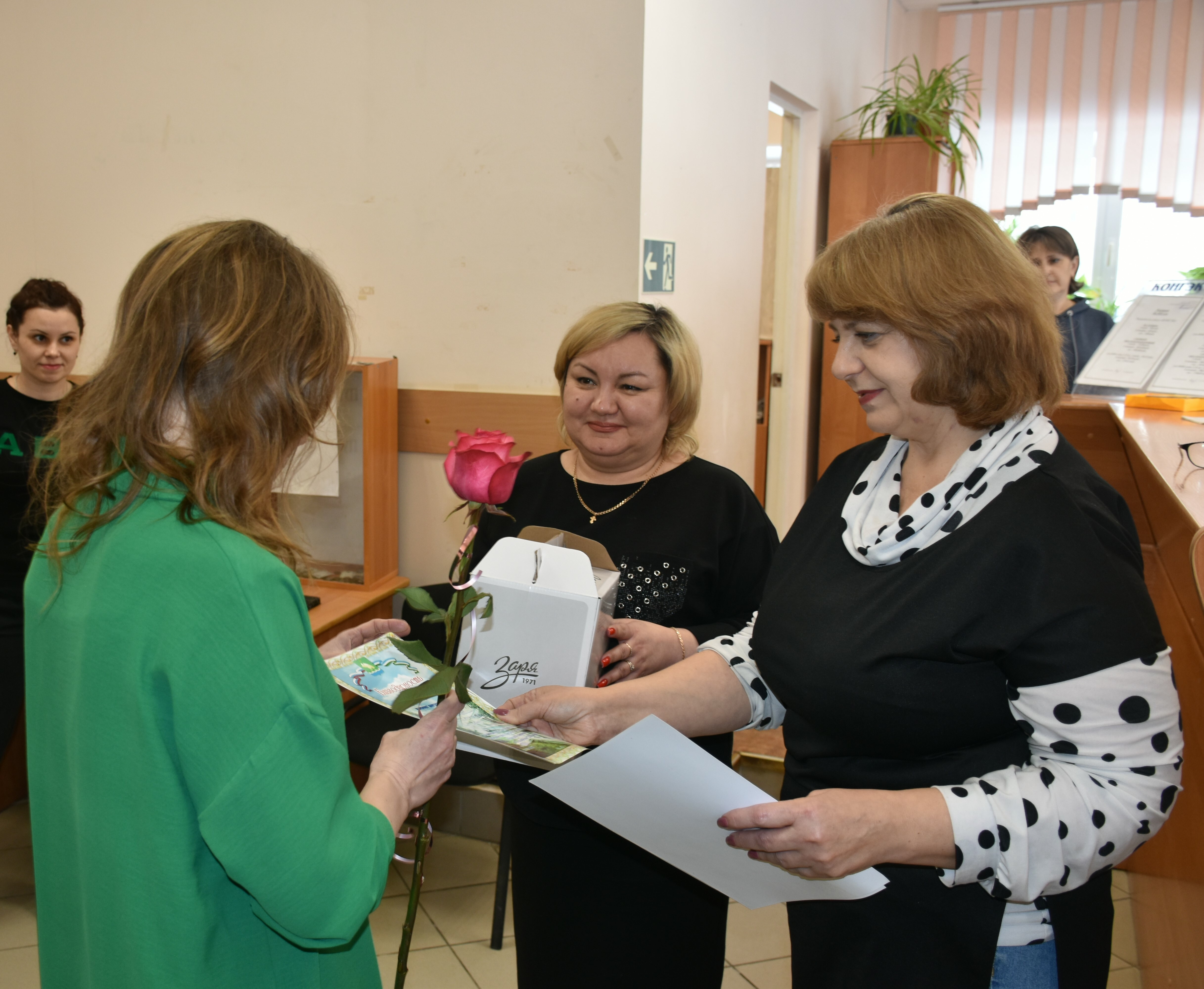 В  Мелеузовском информационном центре сегодня поздравляли общественных распространителей