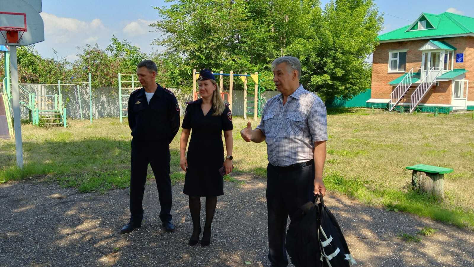 В Мелеузе сотрудники МВД приняли участие в акции "Помоги собраться в школу"