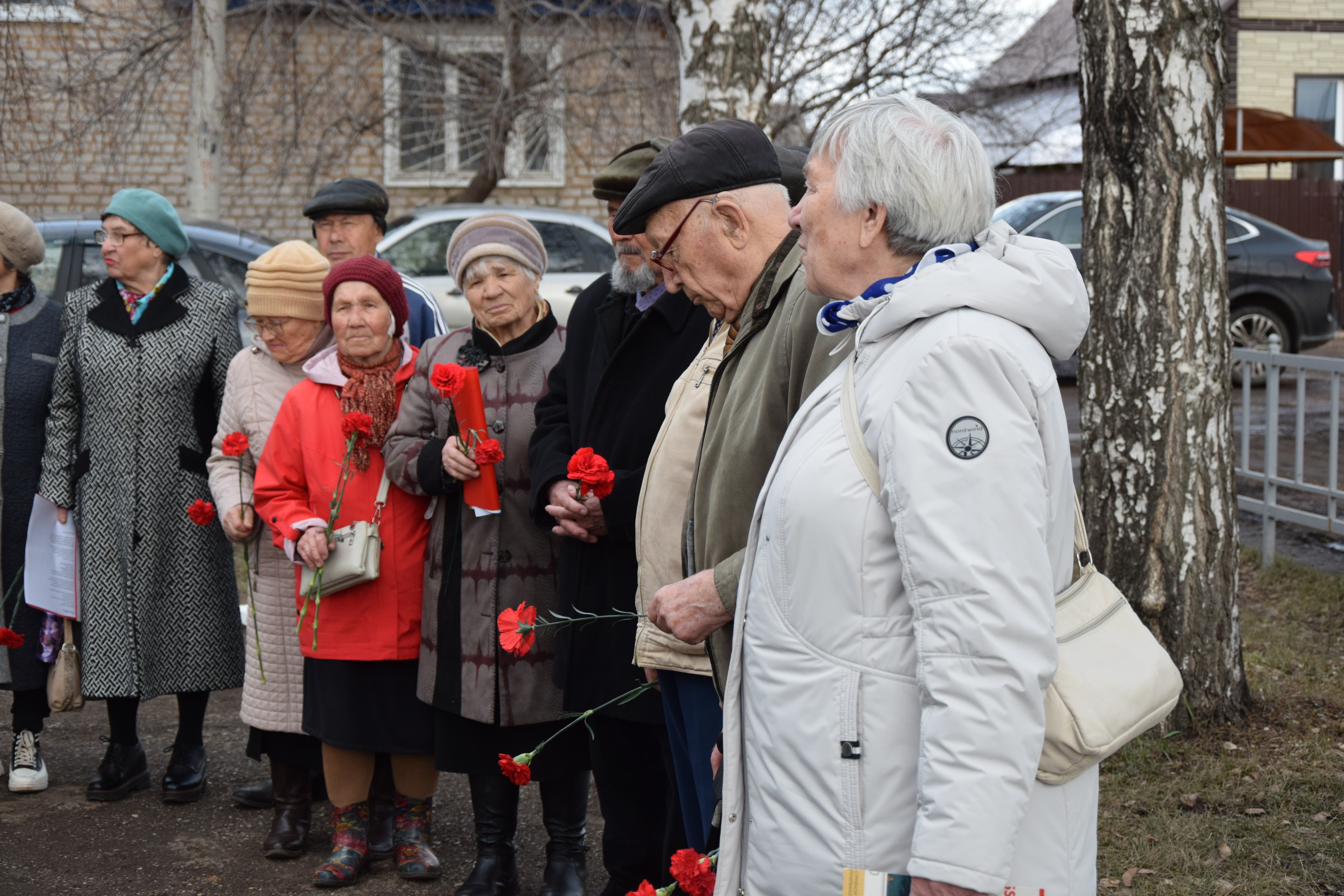 Дети войны г. Мелеуза возложили цветы к памятнику Ю. Гагарину