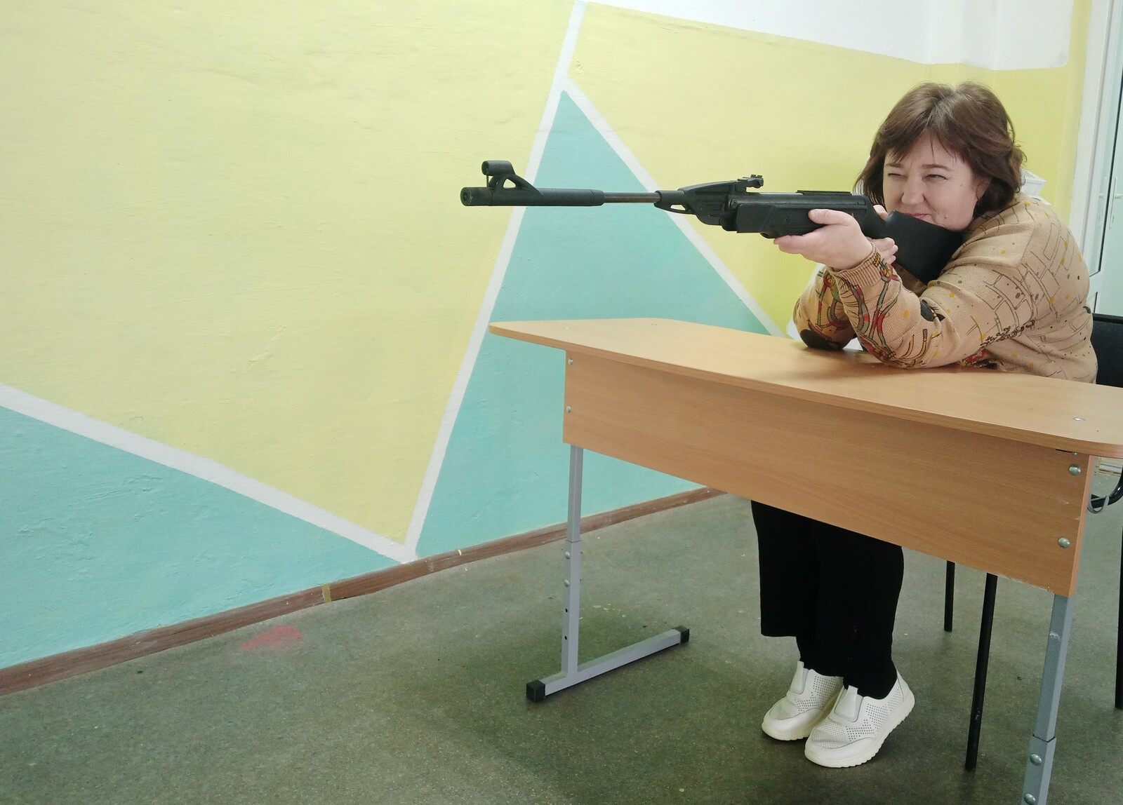 В Мелеузе педагоги соревновались в меткости стрельбы из электронного оружия