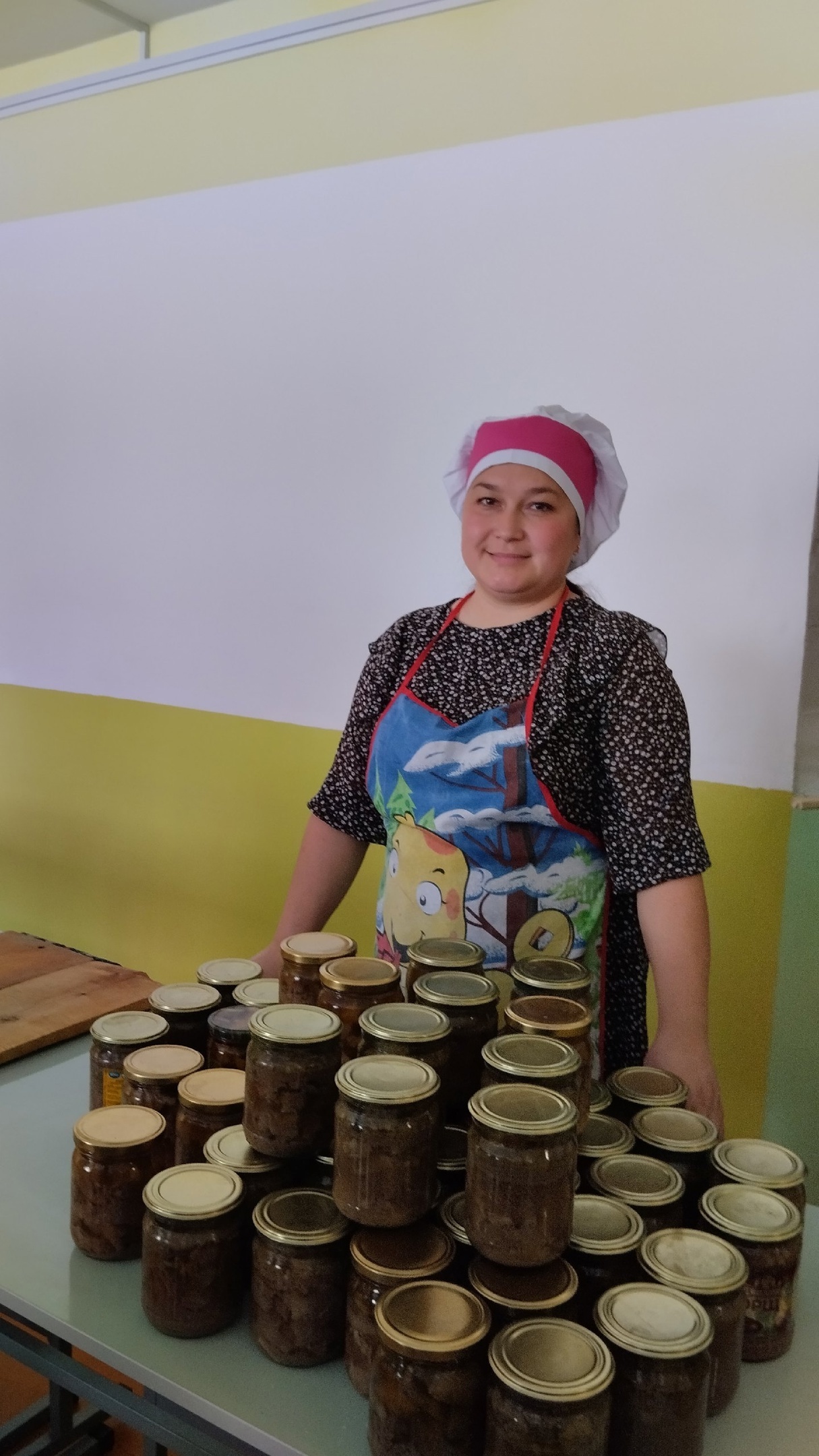 В зону СВО жители села Сафарово Учалинского района отправят двести банок домашней тушёнки