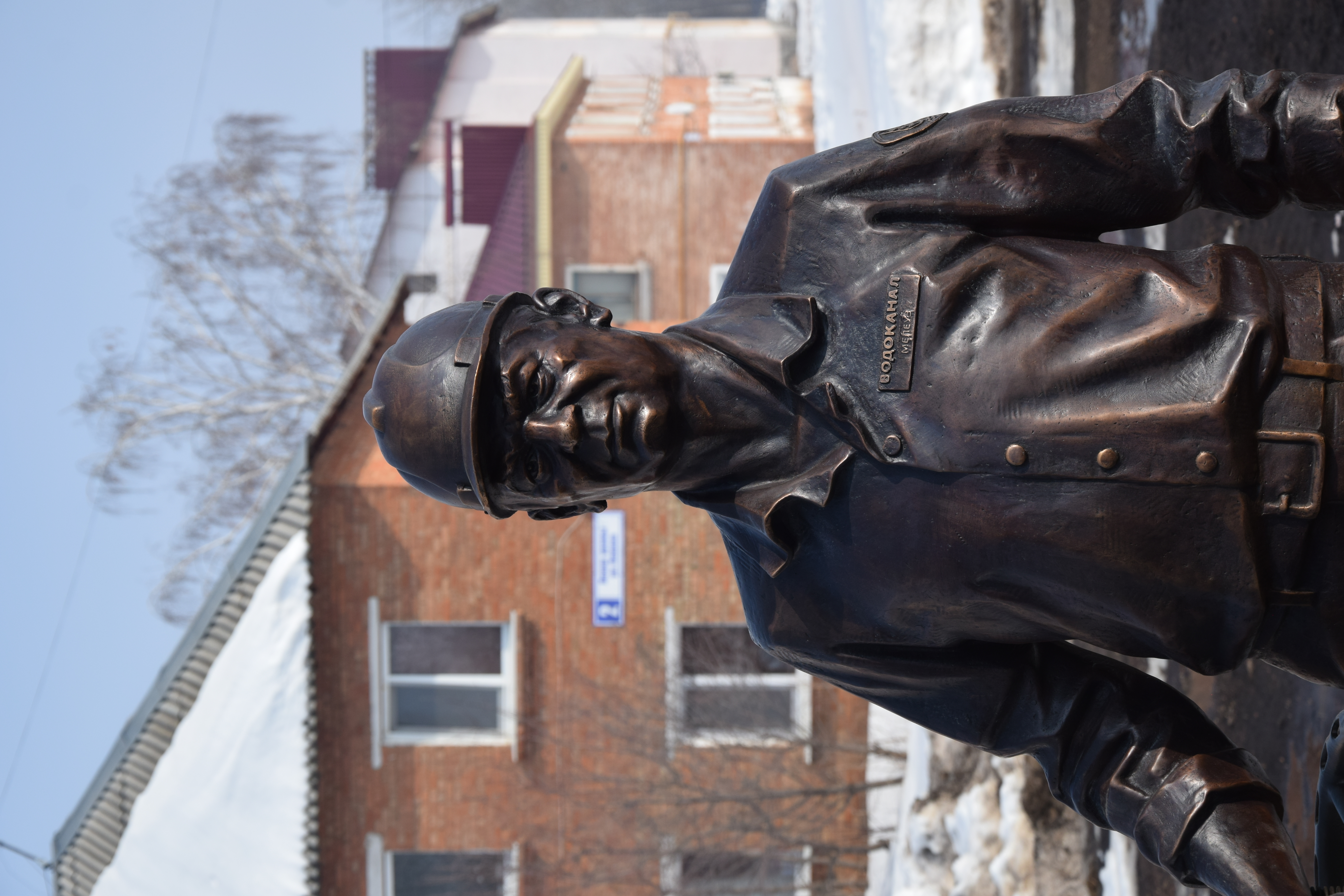 В Мелеузе Башкирии открыли памятник работнику ЖКХ