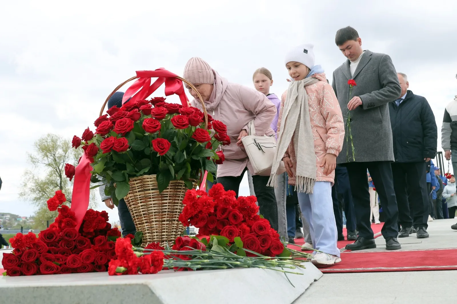 Глава Башкирии возложил цветы к стеле «Уфа - город трудовой доблести»