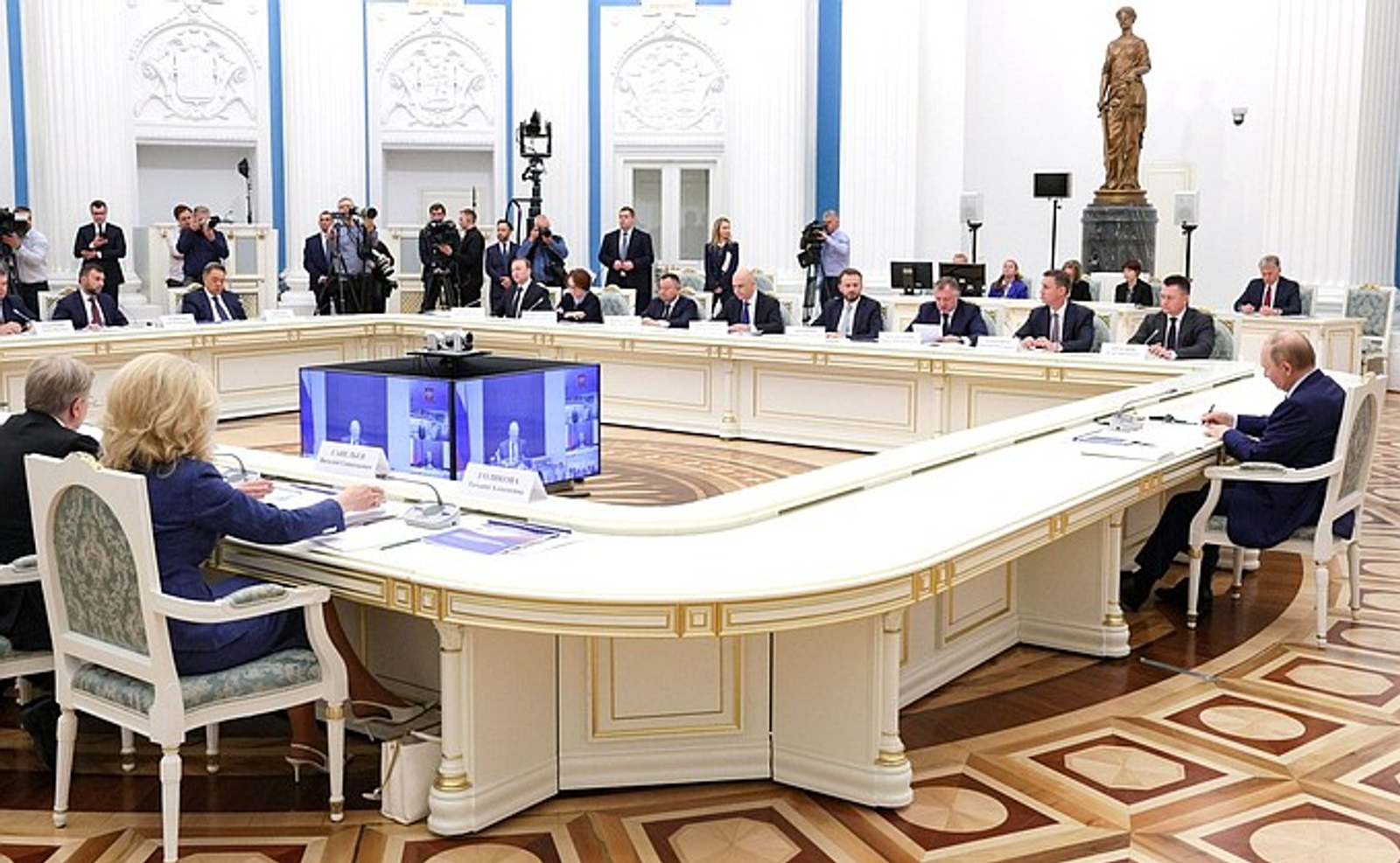 Президент провёл совещание по вопросам развития новых субъектов