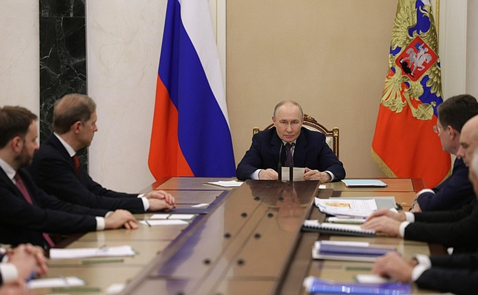 Владимир Путин провёл совещание о ситуации на мировом рынке нефти и газа